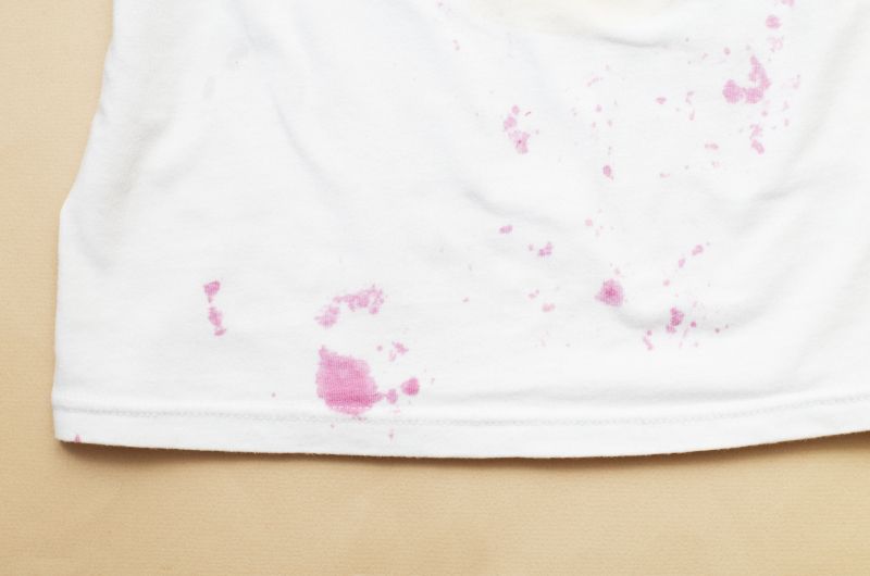 Camiseta blanca que tiene manchas de vino. Trucos de eliminar manchas.